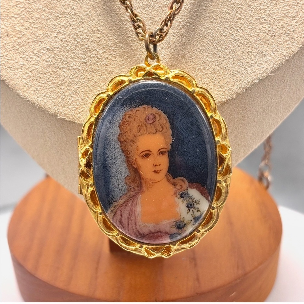 Cameo Locket Pendant Necklace